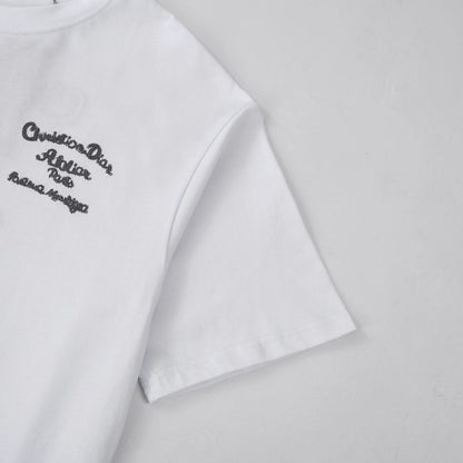 Round neck, embroidered letters on the front and back, simple and fashionable short sleeves