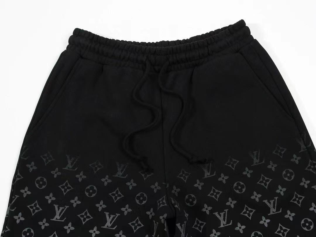 L's classic shorts with all-over logo printing