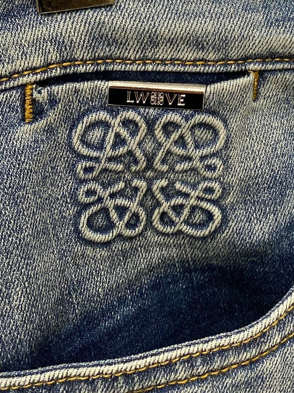 Simple and versatile logo embroidered jeans